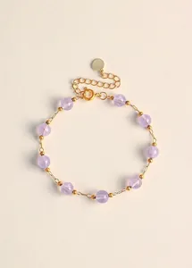 Vista detallada de una pulsera de cuentas de amatista lavanda con cadena dorada