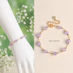 Pulsera de cuentas de amatista natural con delicados detalles dorados y cierre ajustable