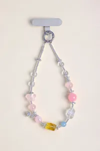 Vue détaillée de la dragonne de téléphone en perles de cristal rose avec papillon