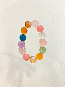 Detailansicht eines farbenfrohen Armbands aus natürlichen Kristallperlen in Pastell