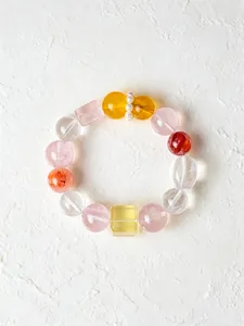 Handgefertigtes buntes Naturkristall-Perlenarmband mit einem einzigartigen gelben Kürbis-Anhänger