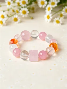 Naturkristall-Perlenarmband für Damen in süßen Bonbonfarben mit rosa und klaren Steinen