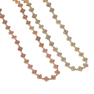 Vue détaillée d'un collier trèfle plaqué or avec des cristaux de zircon rose et clair.
