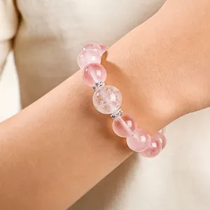 Pulsera de cuentas de cristal rosa natural con cuarzo fantasma de copos de nieve blancos.