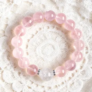 Elegante pulsera de cuentas de cuarzo rosa con cuarzo nieve para mujer sobre encaje blanco