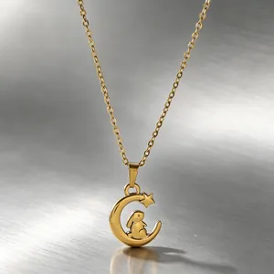 Gros plan détaillé d'un collier avec pendentif lapin lune étoile en acier inoxydable doré.