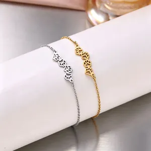 Detalle de pulseras de acero inoxidable con huellas de gato caladas