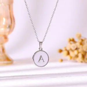 Détail du collier en acier inoxydable argenté avec pendentif lettre A en émail blanc