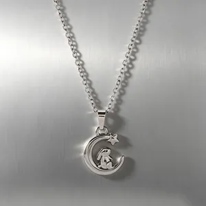 Détail du collier avec pendentif lune et lapin en acier inoxydable argenté poli