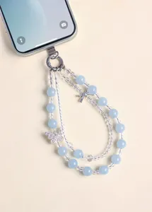 Primo piano di un elegante laccetto per cellulare a due strati con perle e farfalla