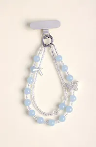 Dettaglio del laccetto per cellulare a due strati con perle blu e ciondolo a farfalla.