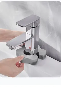 Detail eines grauen blumenförmigen Schwamms, der um einen Wasserhahn installiert wird