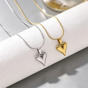 Detailansicht der 3D-Herzanhänger-Halsketten in Gold und Silber mit Schlangenkette