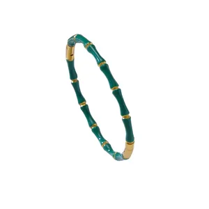 Detailopname van een groen geëmailleerde bamboe-stijl roestvrijstalen armband goud.
