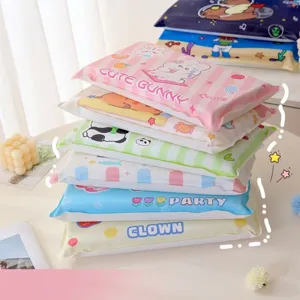 Pile d'oreillers glacés en gel rafraîchissant avec dessins animés pour l'été