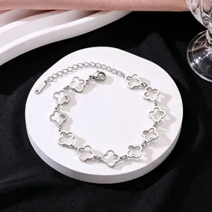 Detalle en primer plano de una pulsera de trébol de cuatro hojas de acero titanio