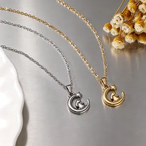 Gros plan de colliers pendentifs lapin lune en or et argent sur une surface métallique