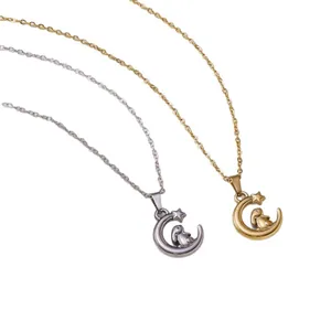 Détail des colliers pendentifs lune et lapin en argent et plaqué or avec étoile