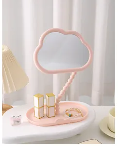 Eleganter rosa wolkenförmiger Schminkspiegel mit drehbarem Hals und Ablageschale.