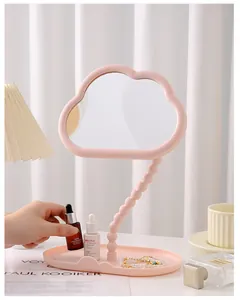 Detailansicht eines rosa wolkenförmigen Desktop-Make-up-Spiegels mit Aufbewahrungsfach
