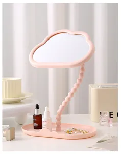 Rosa Schminkspiegel in Wolkenform mit perlenbesetztem Ständer und integrierter Ablage.
