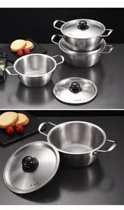 Primer plano de una olla de acero inoxidable con tapa y asas dobles resistentes
