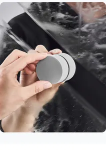Nahaufnahme des grauen Reinigungsschwamms beim Abwischen eines Badspiegels