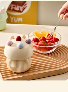 Ensemble de fourchettes à fruits en forme de champignon sur un plateau en bois naturel.