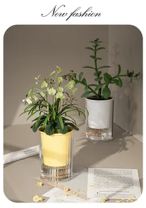 Detail van Scandinavische zelfwatergevende bloempotten in decoratieve opzet