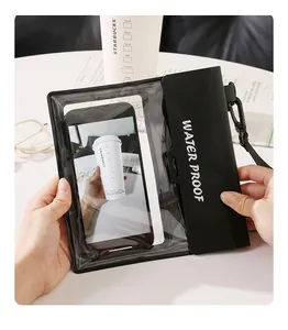 Vue détaillée de la pochette de téléphone étanche noire avec fenêtre transparente