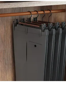 Premium zwarte metalen en beukenhouten broekhangers met clips in een houten kledingkast