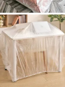 Cubierta protectora de plástico desechable para proteger un escritorio blanco en el hogar