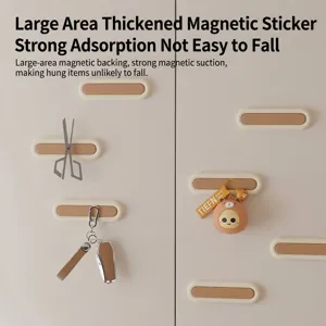 Tiras magnéticas de pared minimalistas para organizar llaves y herramientas en beige