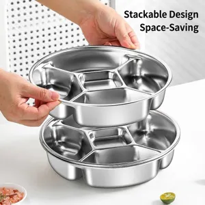 Détail d'un plateau empilable en acier inoxydable à 5 compartiments pour la cuisine.