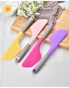 Quattro spatole in silicone colorate resistenti al calore per pasticceria professionale