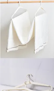 Détail du cintre japonais rétractable blanc pour le séchage des couettes et linges