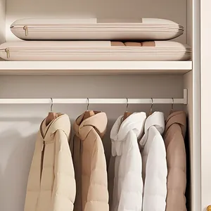 Fundas protectoras colgantes beige para plumíferos y abrigos almacenamiento armario