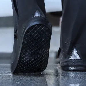 Cubrezapatos de lluvia impermeables con suelas antideslizantes gruesas para días lluviosos.