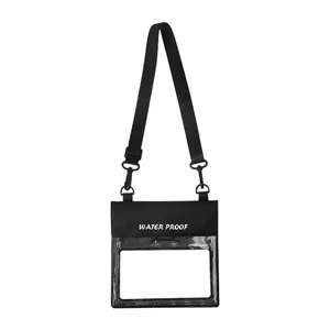 Pochette étanche universelle pour téléphone avec sangle noire réglable et fenêtre claire.