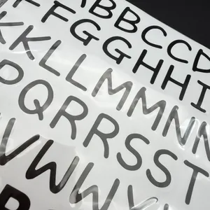 Detalle macro de pegatinas de letras del alfabeto en PVC negro grueso para bricolaje
