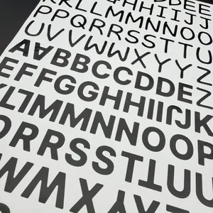 Vista detallada de pegatinas de letras del alfabeto en PVC negro para DIY