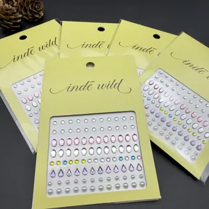 Vista detallada de pegatinas de diamantes y perlas para manualidades y arte de uñas.