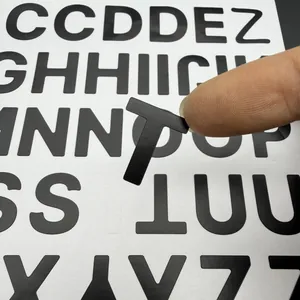 Vista detallada de pegatinas de letras de PVC negro autoadhesivas para decoración de bricolaje