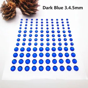 Primer plano de pegatinas de diamantes de imitación azul oscuro de 3, 4 y 5 mm