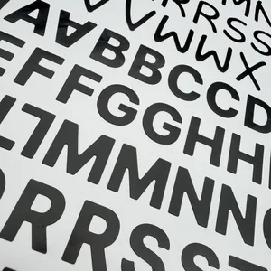 Detalle de pegatinas de letras del alfabeto en PVC negro grueso para manualidades