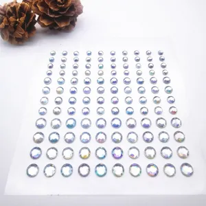 Primer plano de pegatinas de diamantes de imitación acrílicos blanco AB en 3mm 4mm 5mm