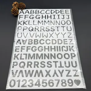 Detalle de pegatinas de PVC negro con letras y números para manualidades y scrapbooking
