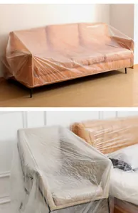 Funda protectora desechable de plástico transparente para sofás y sillones en el hogar.