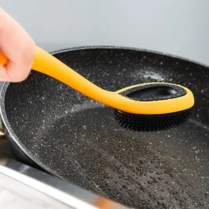 Robuste gelbe Silikon-Spülbürste mit langem Griff reinigt effektiv eine schwarze Pfanne
