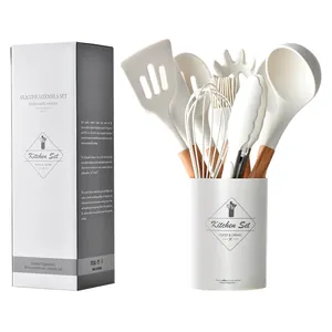 Vista dettagliata del set di 11 utensili da cucina in silicone bianco e legno pregiato